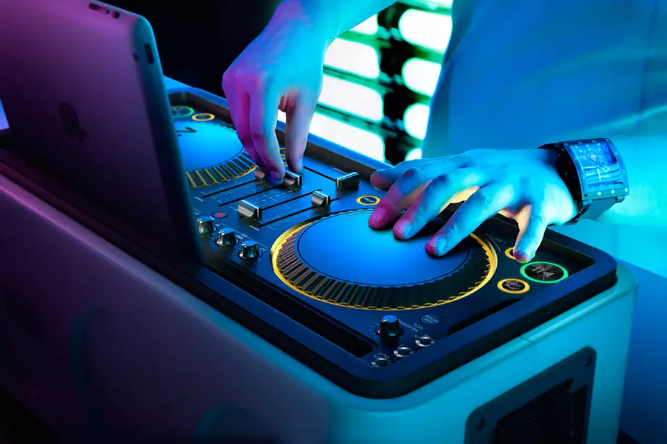 DJ